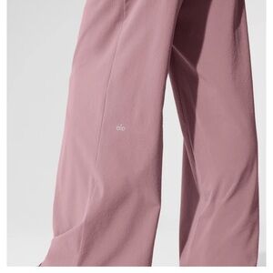 Alo Mauve Wide-Leg Pants xxs sold out

New without tags !